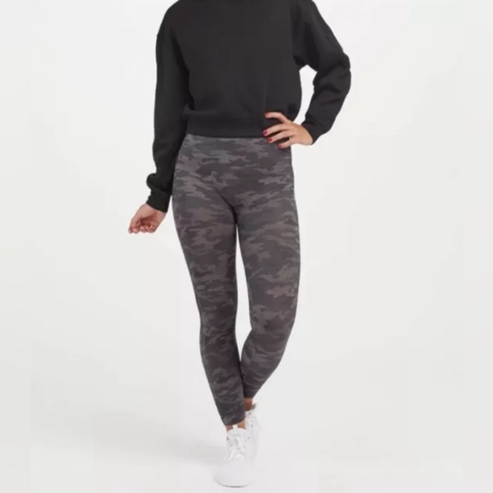 🤍 NWOT Spanx Look At Me Now Seamless Grey Camo Leggings